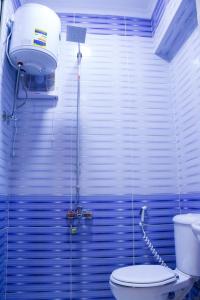 十月六日城ستديو مفروش - غرفة فندقيه - للايجار Studios - Room的蓝色的浴室设有卫生间和灯
