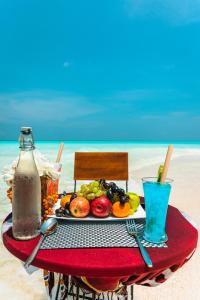 KendhooDhoani Maldives Guesthouse的海滩上一张桌子和一盘食物
