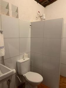 帕科蒂Estancia Vale das Flores的白色的浴室设有卫生间和水槽。