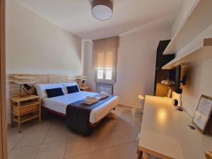 罗马Guest House DEA OPI的一间小卧室,配有一张床和一张书桌