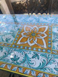 斯特龙博利Casa Augusta的一张铺着瓷砖的长凳,上面画着花朵