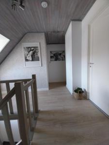 伊赫特赫姆Het vogelnestje的一间设有木制天花板和楼梯的客房
