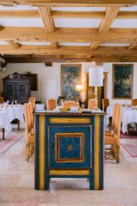 沙托阿尔努圣奥邦拉邦埃达普酒店的桌子和椅子的房间