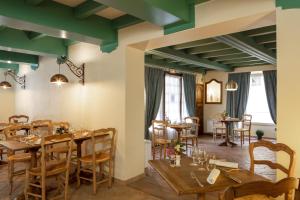 沙托阿尔努圣奥邦拉邦埃达普酒店的用餐室配有木桌和椅子