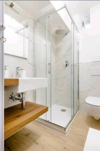 克里日亚Belvedere Affittacamere的一间带玻璃淋浴和水槽的浴室
