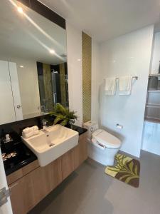 是拉差Seaview condo in Siracha (Free onzen)的一间带水槽、卫生间和镜子的浴室