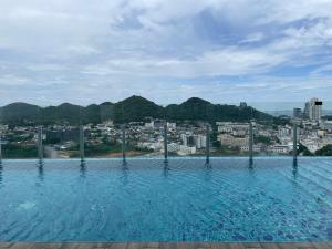 是拉差Seaview condo in Siracha (Free onzen)的一个城市背景的游泳池