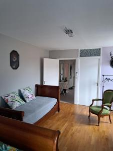 穆兰UN AIR MOULINOIS的一间卧室配有一张床和一把椅子