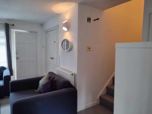 曼彻斯特Serendipity的带沙发和楼梯的客厅