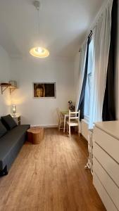 科隆Mini Home Ferienwohnung - Monteurzimmer的客厅配有沙发和桌子