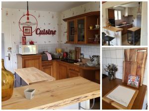 特赫格欧TI GLAS的厨房配有木制橱柜和桌子。