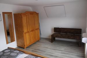 拜尔斯布龙Ferienhaus Rauhfelsen的一间卧室配有木制橱柜和一张床