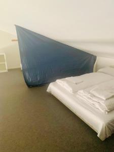 GadstrupCountry guesthouse的一张床上的蓝色床单