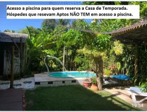普拉亚多Casa Verde Apart - Aptos e Casa Residencial的后院,在院子里设有游泳池