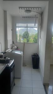 塞拉Apartamento inteiro的厨房设有水槽和窗户。