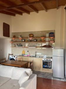 萨兰达Villa Anna的一间带冰箱和桌子的厨房