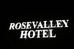 瓦尔扎扎特玫瑰谷酒店的暗中玫瑰谷酒店的一个标志