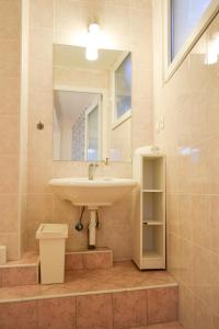 奥赫里德钦格别墅的一间带水槽和镜子的浴室