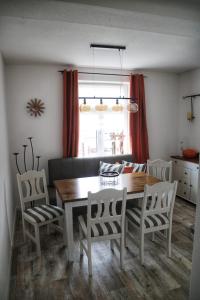 伊尔森堡Brockensicht的一间带木桌和椅子的用餐室
