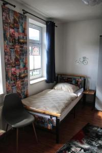 伊尔森堡Brockensicht的窗户和椅子的房间里的一个床位