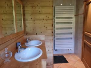 大博尔南La petite Anfiane的浴室设有木墙和2个水槽。