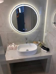 奈德里Villa Elia Perigiali Lefkada的一间带水槽和镜子的浴室