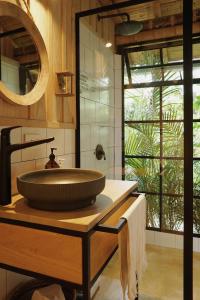 贾丁Hotel Plantación的一间带水槽和镜子的浴室