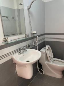 同文Hoàng Bách homestay的一间带水槽、卫生间和镜子的浴室