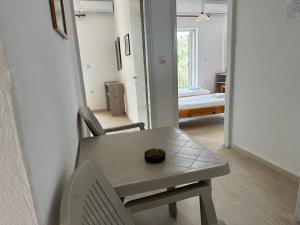 卡沃斯FULL HOUSE KAVOS的卧室里的一张桌子和椅子