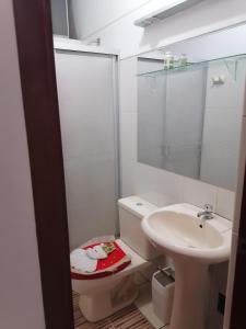 齐克拉约Residencial Las Torres de Salaverry的一间带卫生间和水槽的浴室