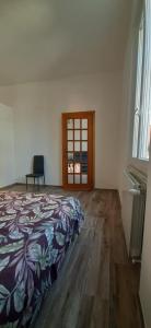 韦扎诺利古雷IN PANDORA'S BOX 5 LANDS的卧室配有床、椅子和窗户。