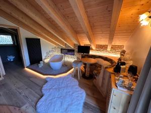 费拉迪普利米罗凯尔提那休闲木屋的客厅享有高空美景,设有木制天花板