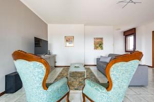 维罗纳La casa dell'artista的客厅配有两把椅子和一张沙发