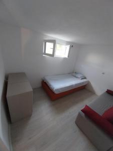 斯科普里Kaj Nana i Dedo的一间白色的小房间,配有床和窗户