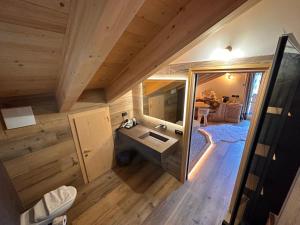 费拉迪普利米罗凯尔提那休闲木屋的一个小房子里浴室的顶部景色