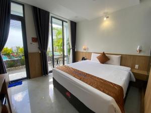 富国Ngoc Trai Xanh Bungalow的一间卧室设有一张床,享有海景