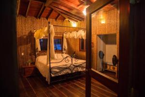 La GuayraPuntita Manzanillo, fantastic sea and jungle retreat的一间卧室,卧室内配有一张天蓬床