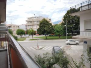 科莫蒂尼Porcelani studio Komotini的阳台享有白色汽车的街道景色