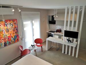 科莫蒂尼Porcelani studio Komotini的一间带白色桌子的客厅和一间厨房