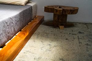 马尼萨莱斯Aldea Sabatinga的一张带木桌的床,床边配有床边床边