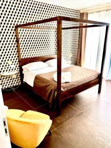 曼德拉卡普雷拉TorreNormanna Prestige House near Cefalù的一间卧室配有一张木架床