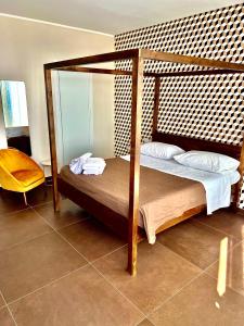 曼德拉卡普雷拉TorreNormanna Prestige House near Cefalù的一间卧室配有两张双层床和镜子