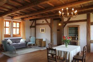 梅森Domherrenhaus Meissen的客厅配有桌子和沙发