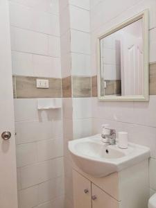 安托法加斯塔Exclusivo Dpto 101 Completo en Antofagasta的白色的浴室设有水槽和镜子
