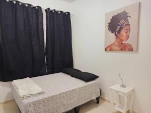 安托法加斯塔Exclusivo Dpto 101 con Terraza en Antofagasta的一间卧室配有一张带黑色窗帘的床