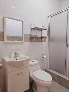 安托法加斯塔Exclusivo Dpto 101 con Terraza en Antofagasta的浴室配有卫生间、盥洗盆和淋浴。