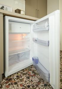 奥林匹亚基·阿克蒂Sonnenhaus的厨房里空着冰箱,门开