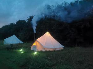 维斯贝希Lainey's Rest的两个白色帐篷在野外过夜