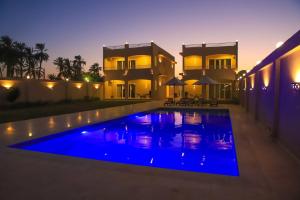 卢克索Royal Nile Villas - Pool View Apartment 1的别墅前设有游泳池