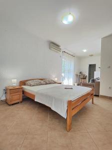 布德瓦MM Apartments的一间卧室,卧室内配有一张大床